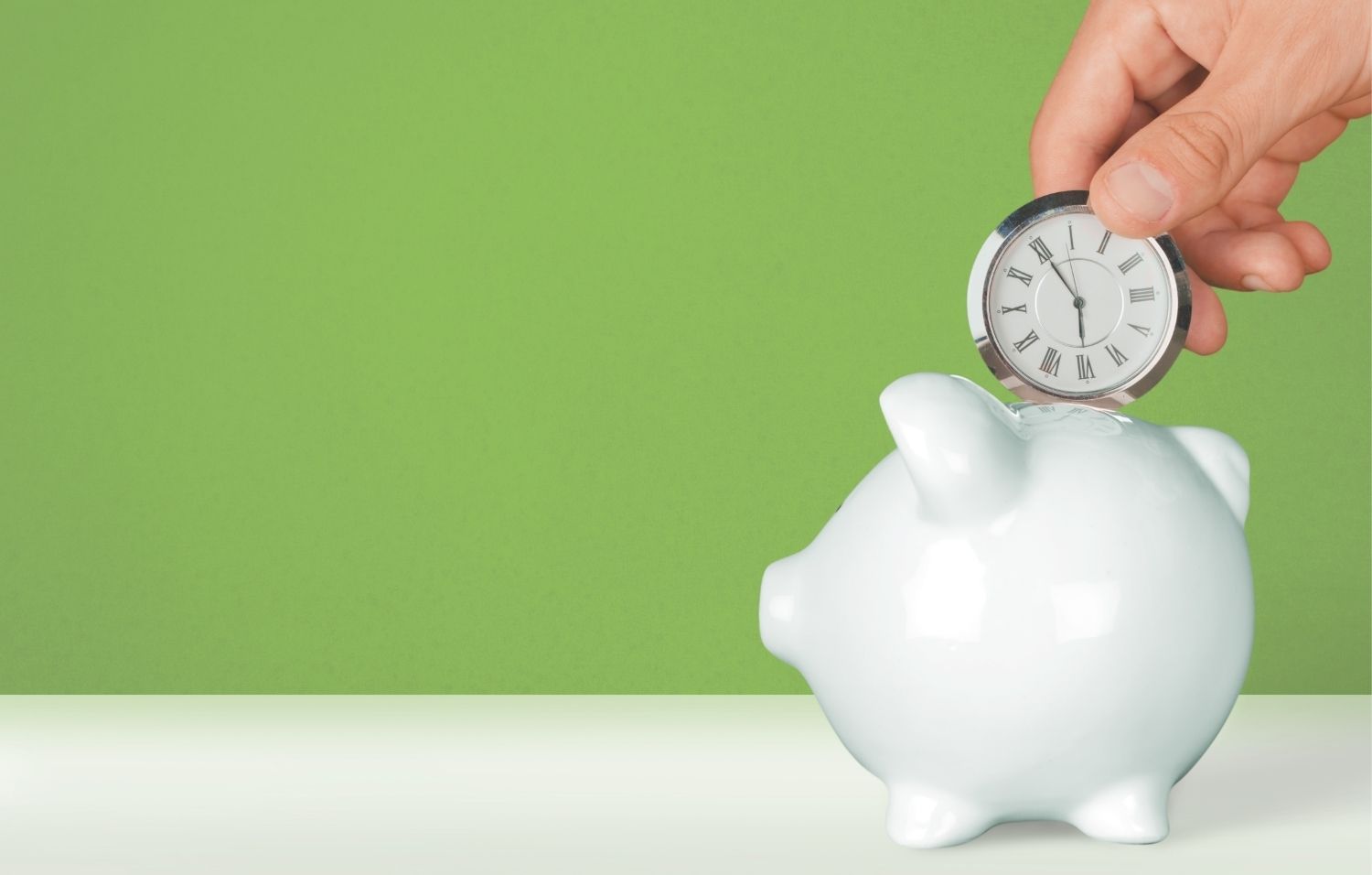 Eine Hand hält eine Uhr auf ein Sparschwein, Spendenquittungen der FundraisingBox sparen Zeit